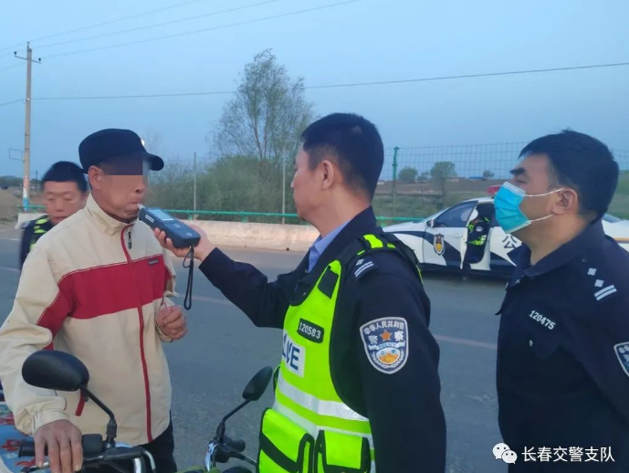 別拿摩托不當(dāng)“車(chē)” 無(wú)證酒駕“駛”不得 別拿摩托不當(dāng)“車(chē)” 無(wú)證酒駕“駛”不得